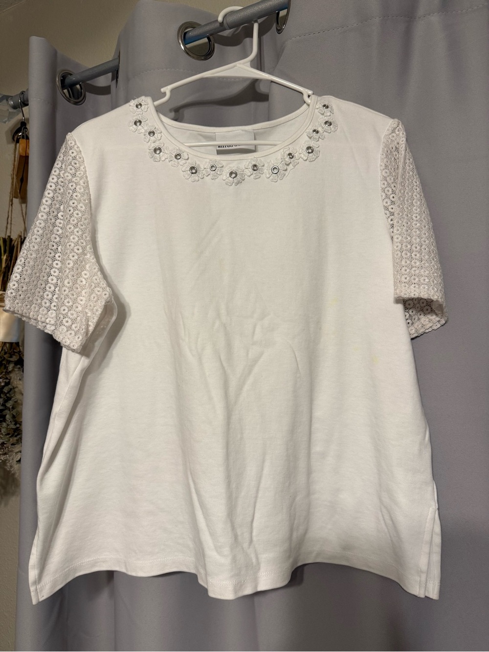 Alfred Dunner White Flower Embellished with Eyelet Short Sleeve Tee
